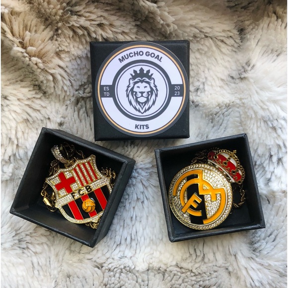 Real Madrid Necklace Soccer Chain and Team Badge Pendant Gift - Picture 7 of 8